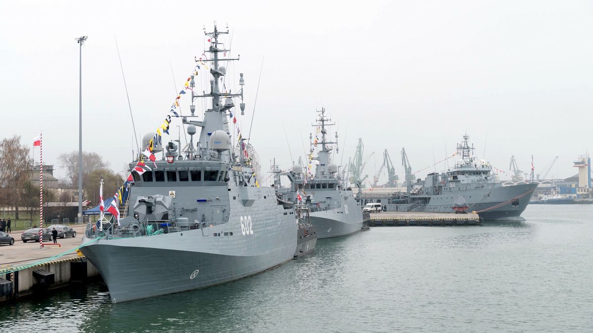 Na zdjęciu na pierwszym planie dwa wyprodukowane wcześniej okręty klasy Kormoran II - ORP Kormoran 601 i ORP Albatros 602