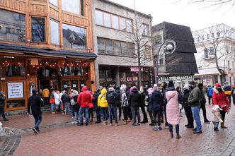 Bunt przedsiębiorców. Otworzyła się restauracja na Krupówkach, gigantyczna kolejka przed wejściem