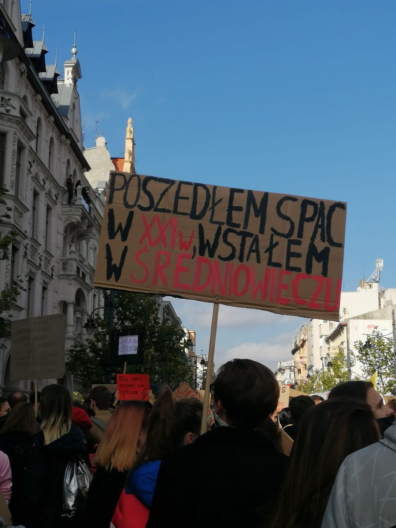 Strajk Kobiet. Tłumy na ulicach polskich miast. Jesteśmy na miejscu