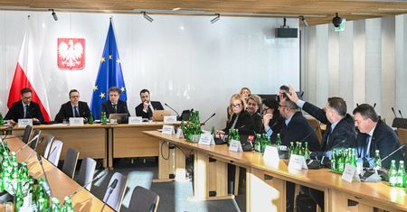 Komisja śledcza ds. wyborów kopertowych. Oglądaj transmisję na żywo