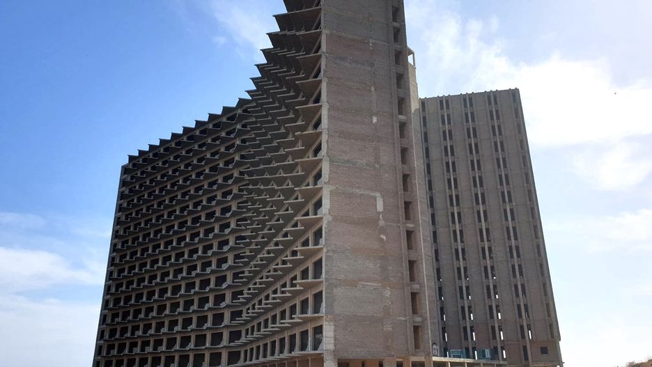 Trybunał Sprawiedliwości na Teneryfie orzekł w 1998 r., że budynek musi zostać zburzony