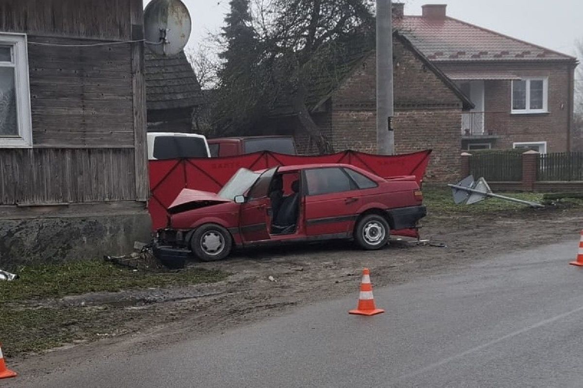 Zasłabł za kółkiem i uderzył w dom. Nie żyje 69-latek
