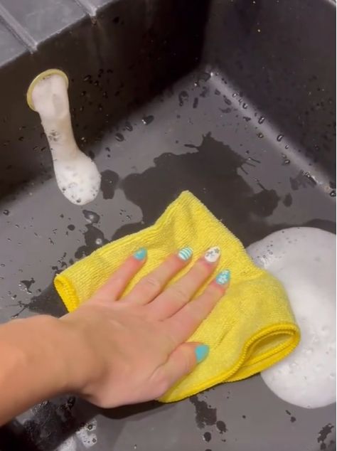 Tiktokerka pokazała, jak uporać się z zatkanym odpływem