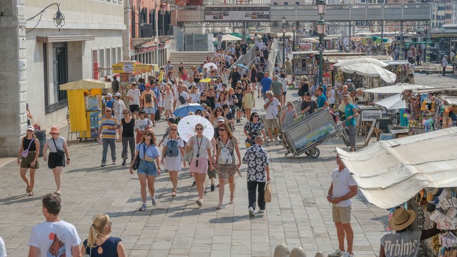 Wenecję przez cały rok odwiedzają tłumy turystów