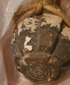 Kobieta podczas sprzątania znalazła granat. Akcja służb w Kętrzynie