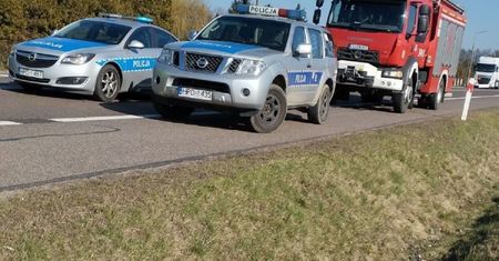 Mężczyzna wyszedł zza zaparkowanego auta i wpadł pod pędzący samochód. Mimo długiej reanimacji, życia 29-latka nie udało się uratować