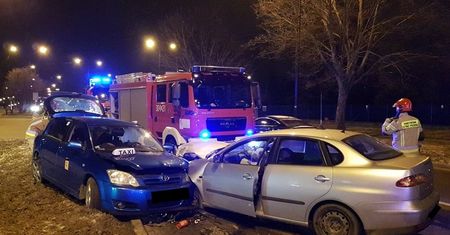 Wieczorny wypadek na ul. Związkowej. Zjechał na przeciwległy pas i uderzył w toyotę