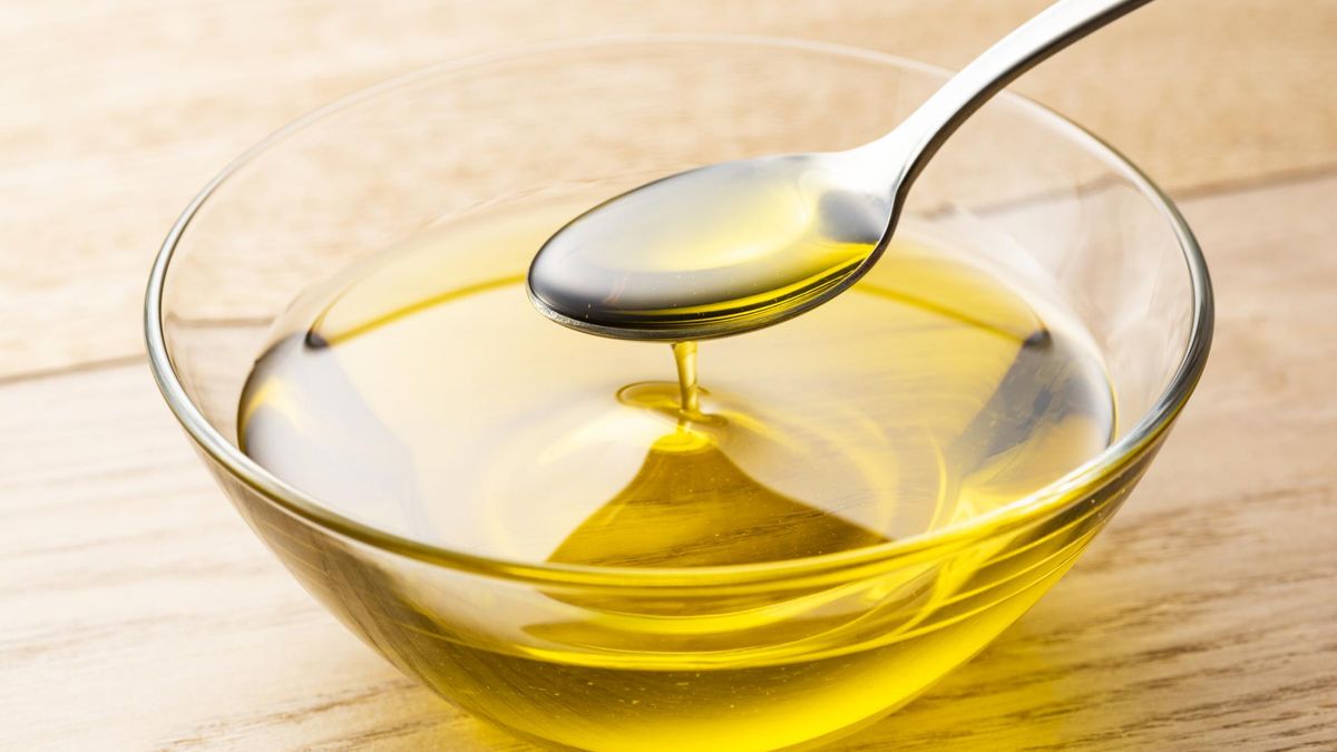 Pij 2-6 łyżek dziennie. Olej lniany wspomaga odchudzanie i detoks wątroby