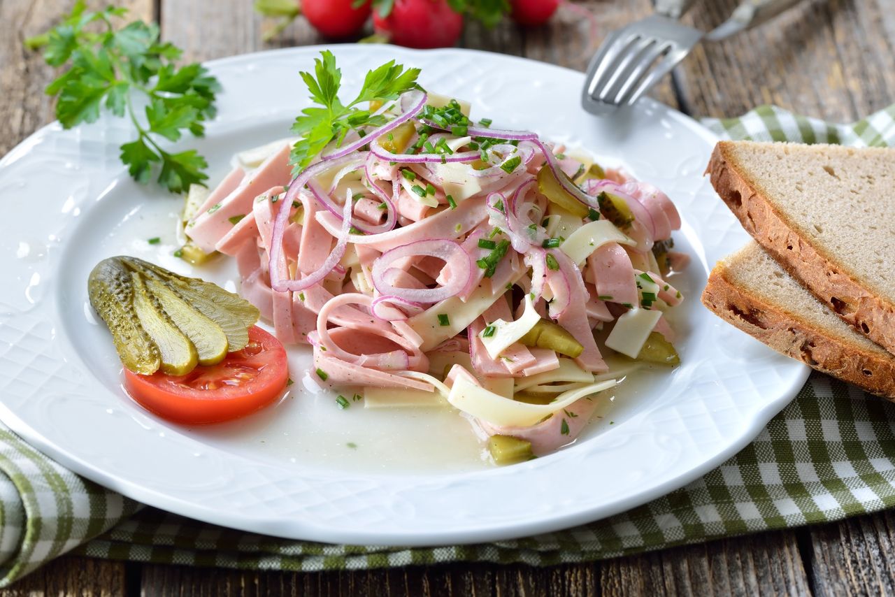 Co roku na majówkę robię taką sałatkę. Zanim się obejrzę, miska jest pusta