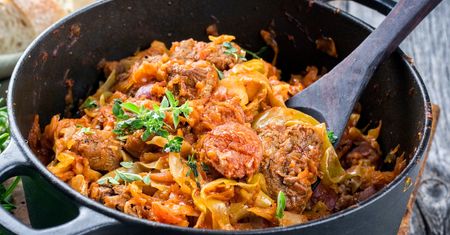 Nie czekaj aż do świąt. Ten aromatyczny bigos możesz jeść przez całą jesień