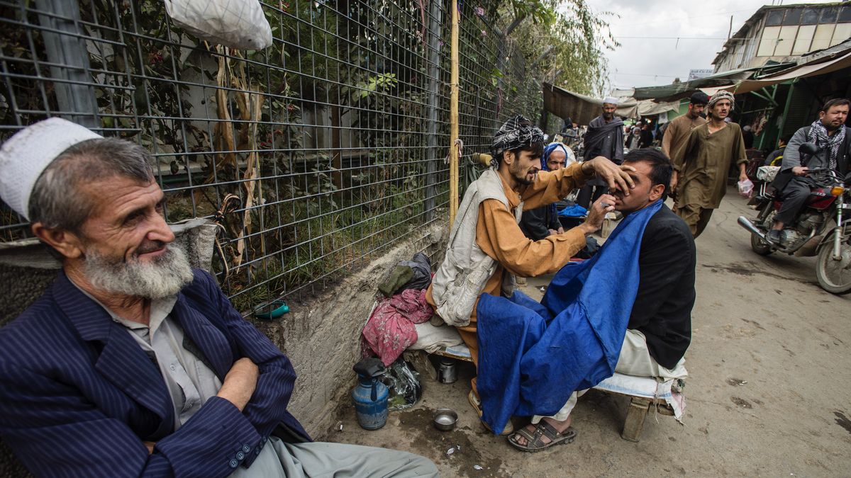 Afgański fryzjer w akcji 