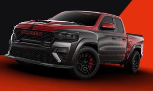 Pierwszy Ram 1500 Rumble Bee SRT idzie pod młotek. Interesujący gratis