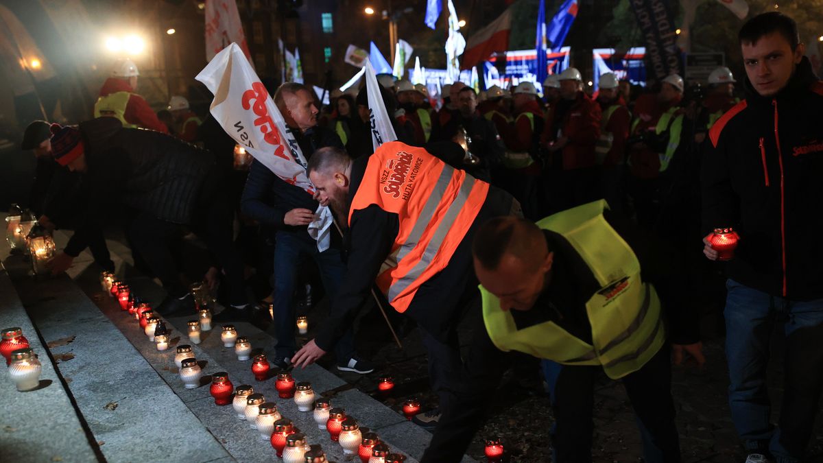 Katowice, 04.11.2025. Związkowcy zrzeszeni w Międzyzwiązkowym Komitecie Protestacyjno-Strajkowym Regionu Śląsko-Dąbrowskiego, którzy ruszyli ?marszem gwiaździstym? z kilku części Katowic, dotarli przed Śląski Urząd Wojewódzki, 4 bm. Rozpoczęła się tam demonstracja w obronie przemysłu i miejsc pracy. (mr) PAP/Jarek Praszkiewicz