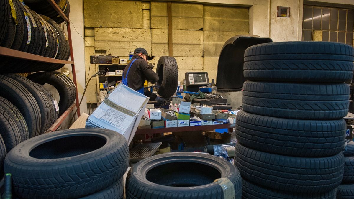 Wymiana opon z letnich na zimowe28.11.2016 Tarnow Wymiana opon z letnich na zimowe w warsztacie samochodowym.  fot.Tadeusz Koniarz/REPORTERTadeusz Koniarz/REPORTER