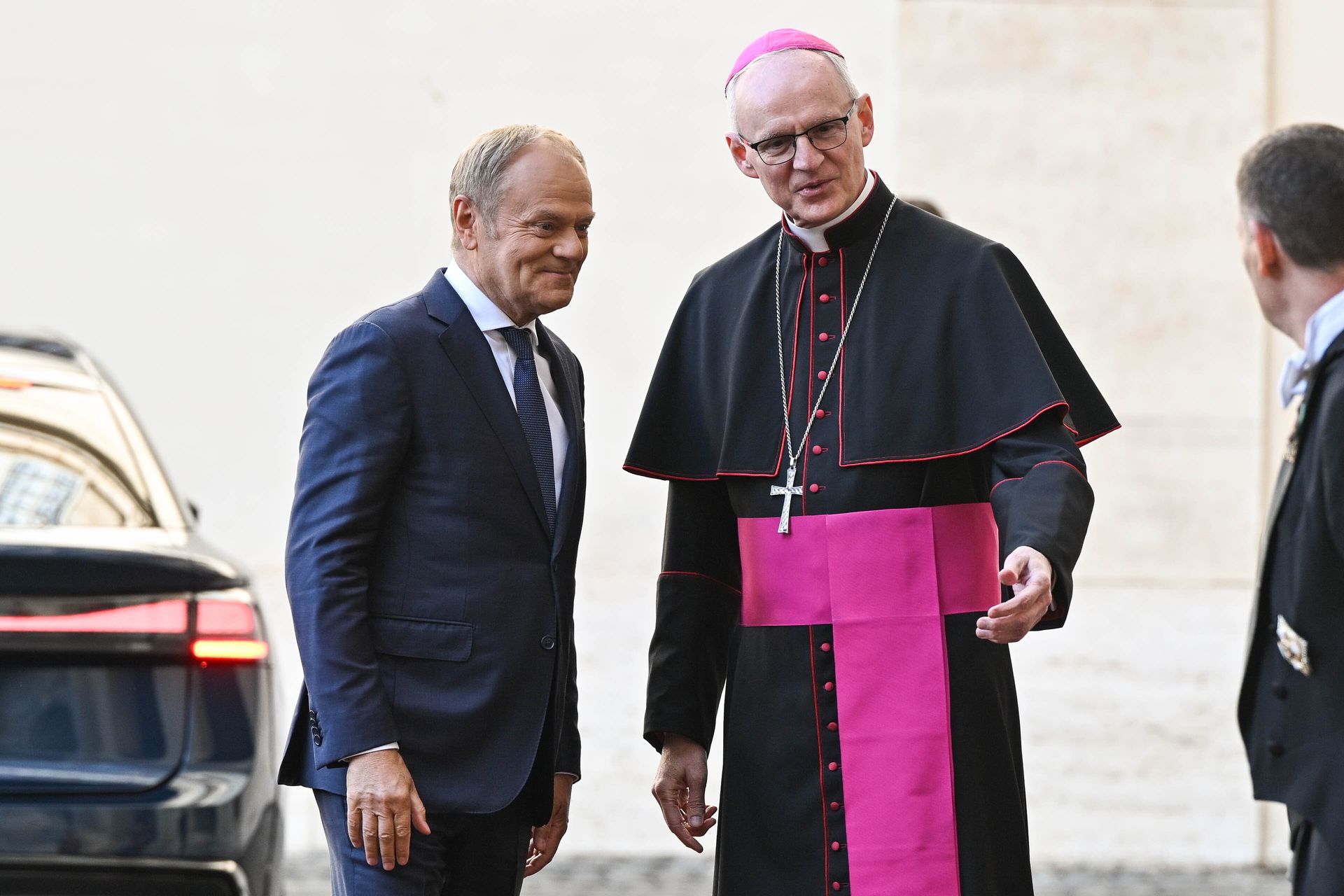 Tusk w Watykanie: Nietypowy prezent dla papieża i rozmowy z Meloni