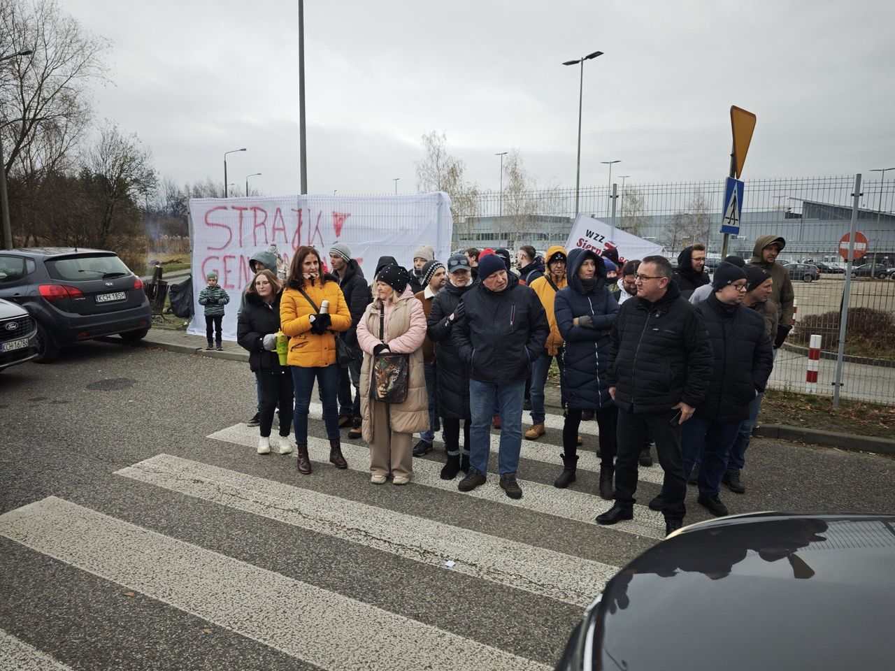 Chrzanów: Trwa strajk w Valeo Lighting Systems. Pracownicy zablokowali dojazd do zakładu. Pojawił się Grzegorz Braun
