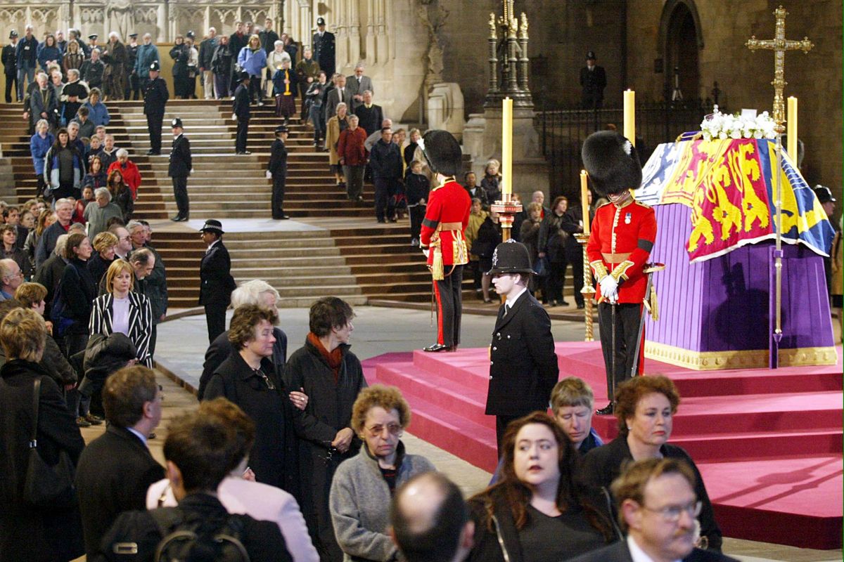 Nie żyje Elżbieta II. Trumna z jej ciałem zostanie wystawiona w Westminster Hall. Poddani oddawali tam hołd jej matce.