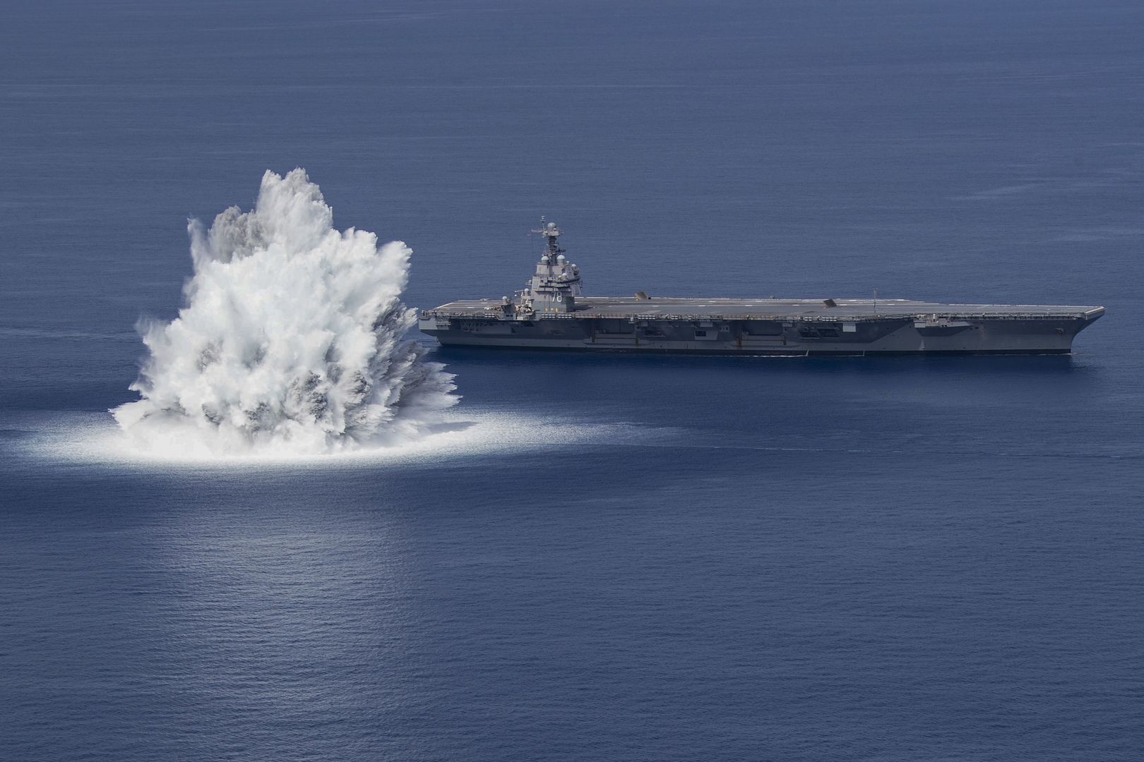 Lotniskowiec USS Gerald R. Ford podczas prób Full Ship Shock Trials