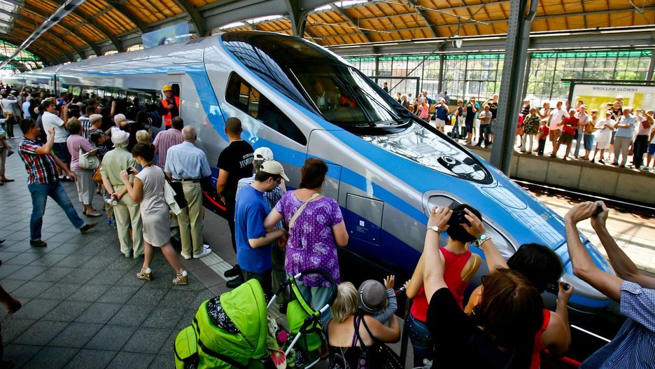12.08.2013 WROCLAW NA WROCLAWSKI DWORZEC PRZYJECHAL POCIAG PENDOLINO PKP PKP INTERCITY PENDOLINO SZYBKA KOLEJ LOKOMOTYWA KOMUNIKACJA POCIAG ..GAZETA WROCLAWSKA PAWEL RELIKOWSKI / GAZETA WROCLAWSKA..