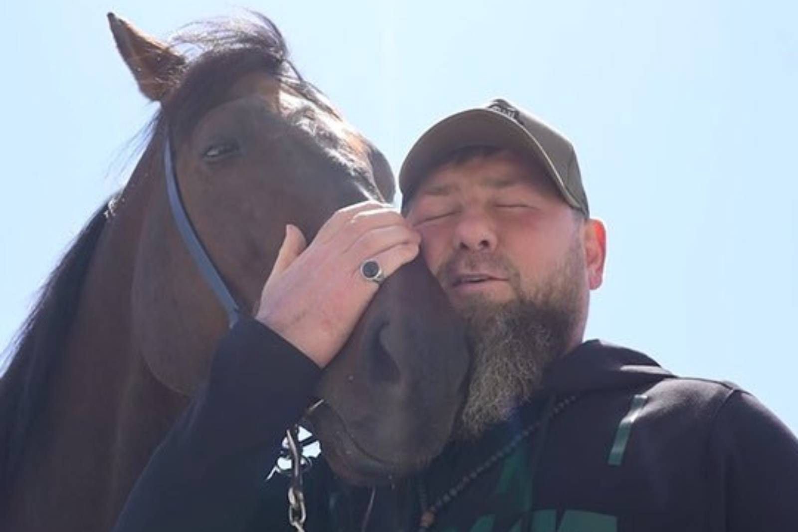 Ten to ma gest. Kadyrow chce wymienić jeńców na swoje konie