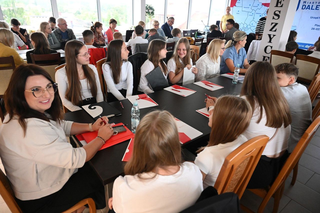 Dialog Pokoleń w Daleszycach. Dyktando gwarowe, ciekawe wykłady i słowa, które warto ocalić. Nie zgadniecie, co dawniej oznaczała "zabawa"!
