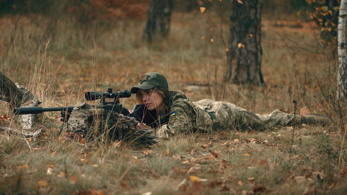 Ukraińska żołnierka z karabinem snajperskim w okolicach frontu. Zdjęcie ilustracyjne