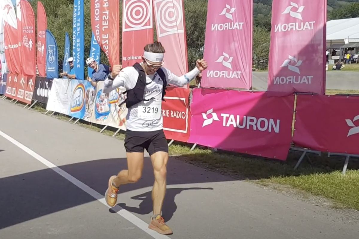 Kamil Leśniak z Torunia, który pokonał 100 kilometrową trasę Festiwalu Biegowego w 9 godzin 29 minut i 43 sekundy.