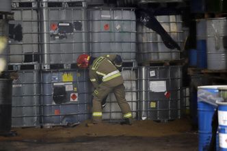 Tony toksycznych odpadów, obok dzieci. W tle państwowa firma i "mafia śmieciowa"