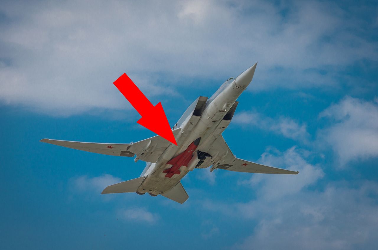 Tu-22M plane with an attached Kh-22 missile