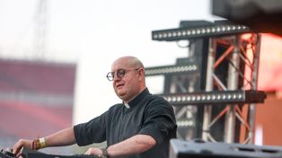 Słynny ksiądz grający techno wystąpi w Polsce. Dochód na katedrę