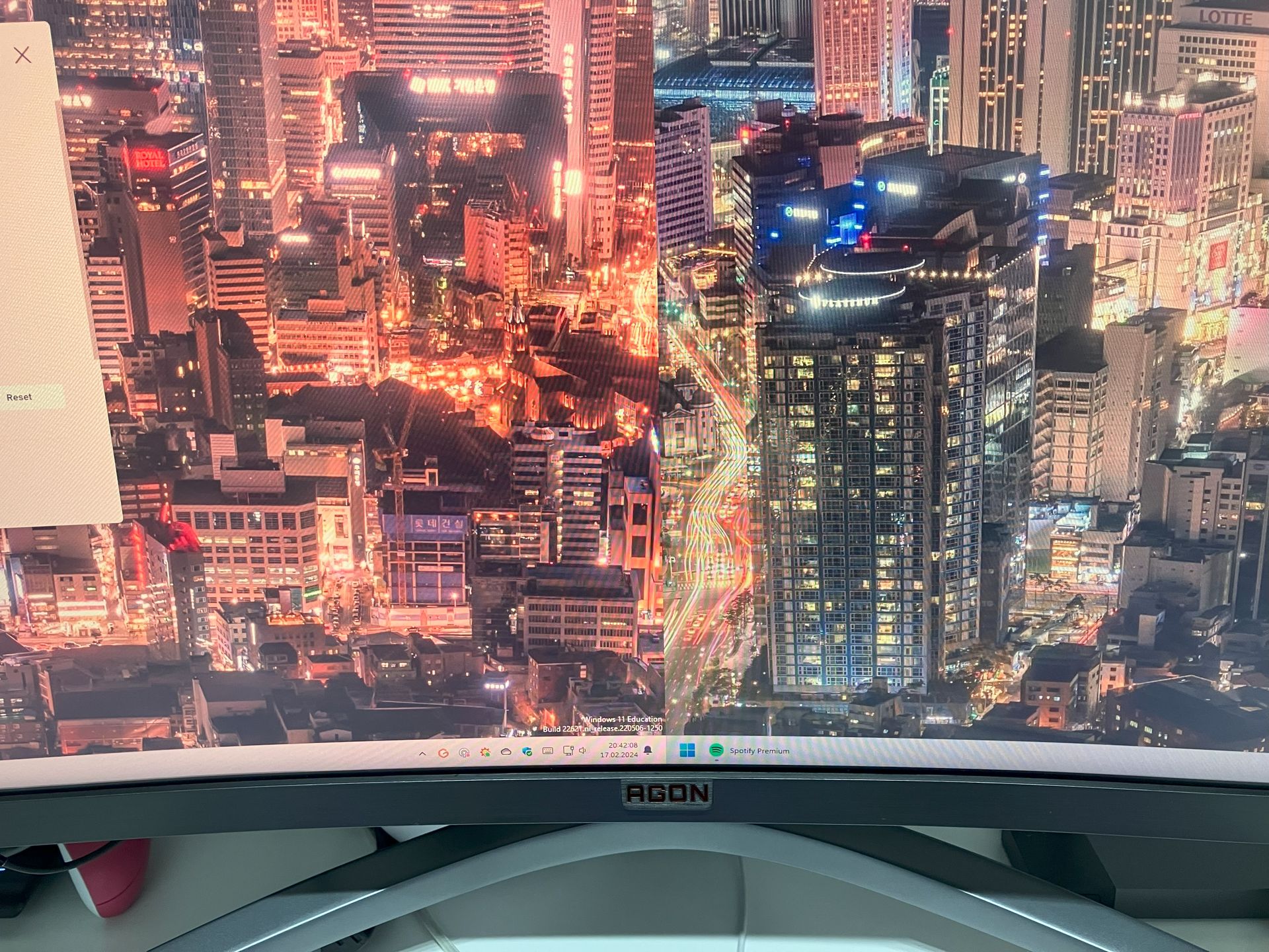 Różnica między ustawieniami obu monitorów, trudna do resetu