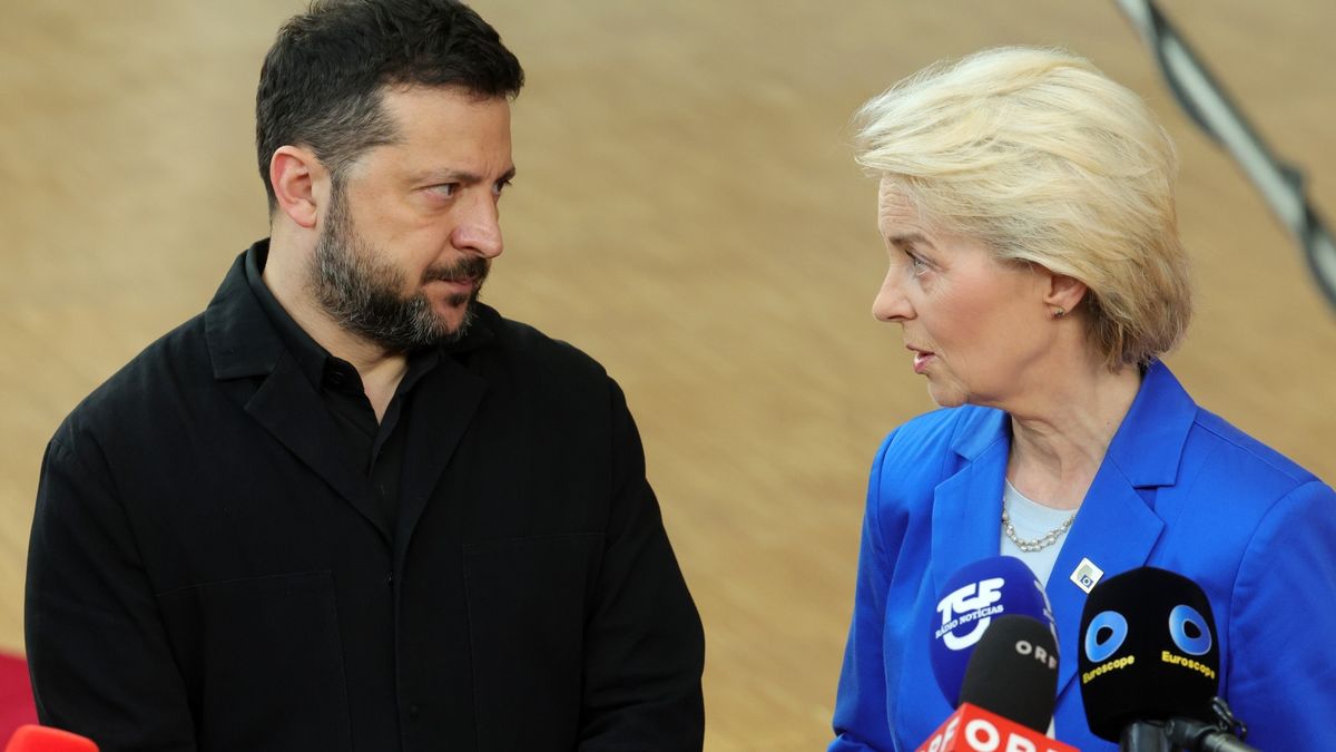 Wołodymyr Zełenski (L) i Ursula von der Leyen (P)