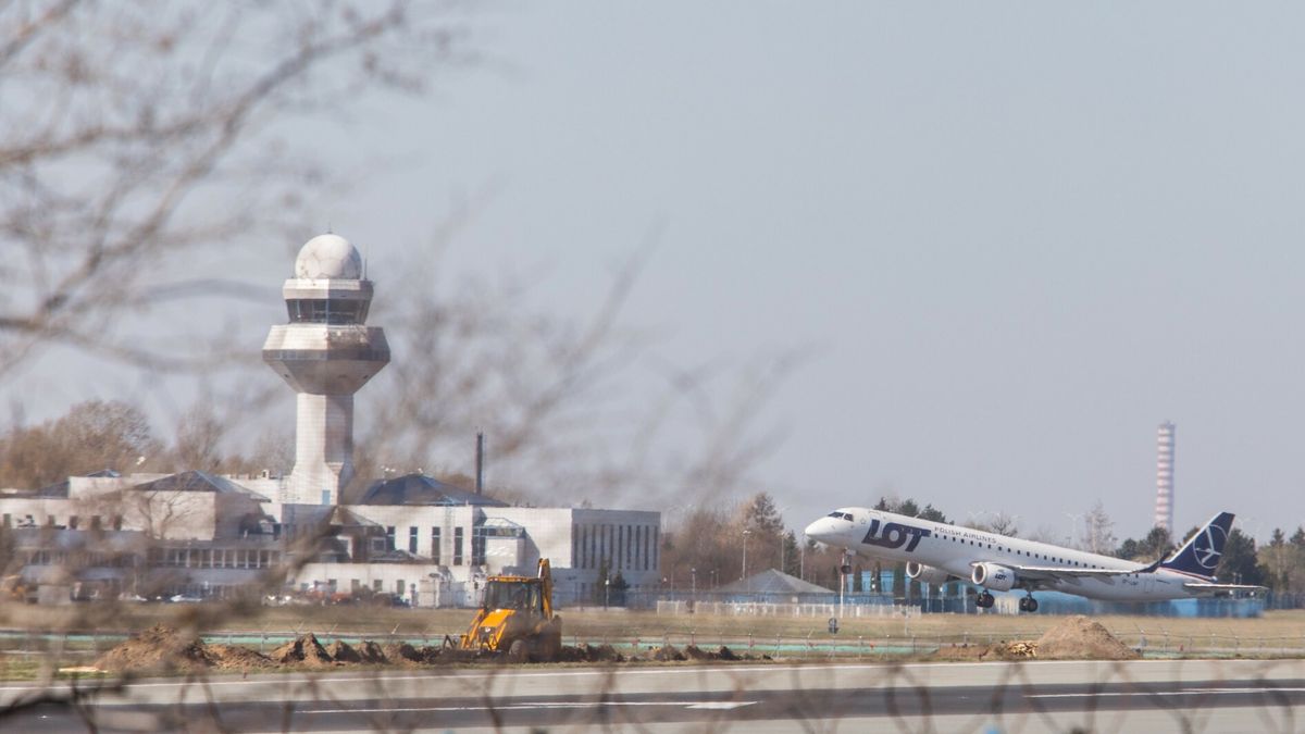 Polska Agencja Żeglugi Powietrznej (PAŻP), której siedzibę widać w tle, została skontrolowana przez Najwyższą Izbę Kontroli