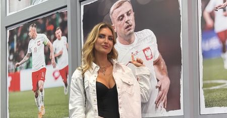 Wydekoltowana Dominika Grosicka wspiera męża podczas pożegnalnego meczu. Klasa?