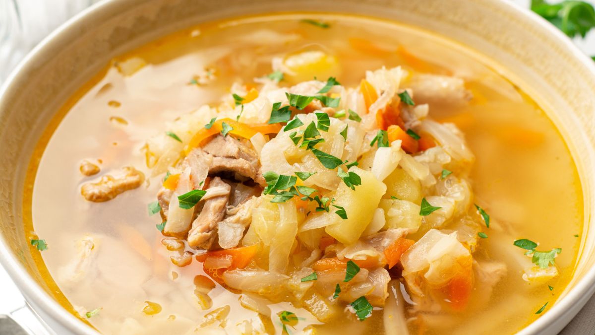 Zarzucajka to prosta zupa na bazie kiszonej kapusty