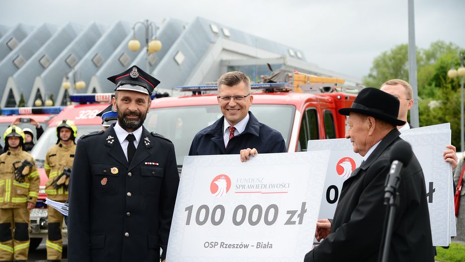Marcin Warchoł kandydat na prezydenta Rzeszowa i wiceminister sprawiedliwości rozdał rzeszowskim OSP bony. 
