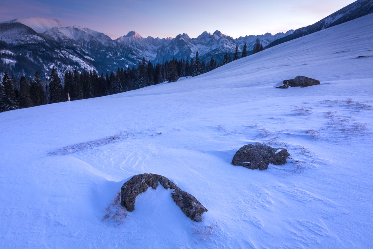 Canon 5D Mark III +  Tokina AT-X PRO FX SD 16-28 mm f/2.8 |  20 mm, f/13, 15 s, ISO 500. Tatry, Rusinowa Polana. Użycie szerokokątnego obiektywu Tokiny pozwoliło mi zaakcentować pierwszy plan. Za pomocą kamieni chcę, wprowadzić wzrok widza do centrum kadru, stosując zasadę powtarzającego się motywu.