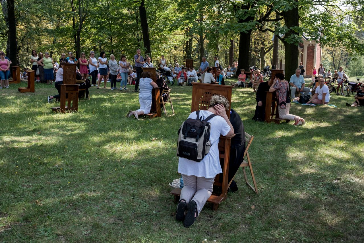 Spowiedź podczas Pielgrzymki Kobiet w Piekarach Śląskich.