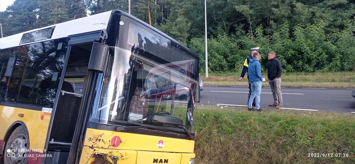 Miejski autobus w rowie. Policjanci szybko poznali przyczynę