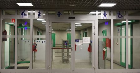 Chciwa babcia klozetowa w Poznaniu. Tak potraktowała matkę z dzieckiem
