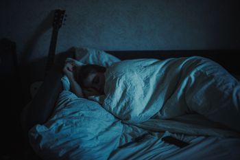 Śpisz w pozycji flaminga? Eksperci wyjaśniają, co to naprawdę oznacza