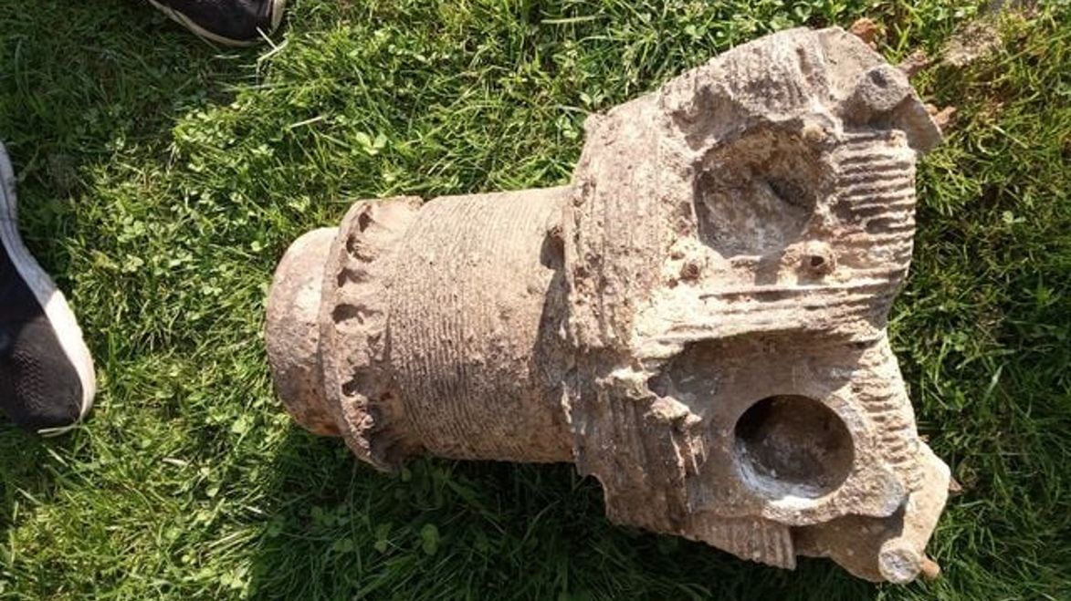  W trakcie prac polowych rolnik zauważył wystający z rzeki metalowy element. 