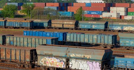 PKP Cargo sprzedaje wraki wagonów. Zarobią miliony złotych