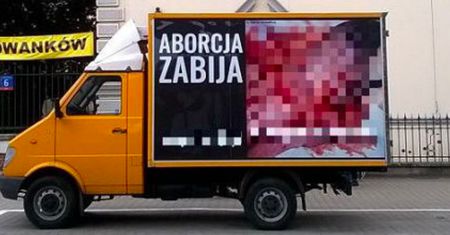 Warszawa. Obywatelska blokada antyaborcyjnej furgonetki. Zatrzymali ją własnymi ciałami