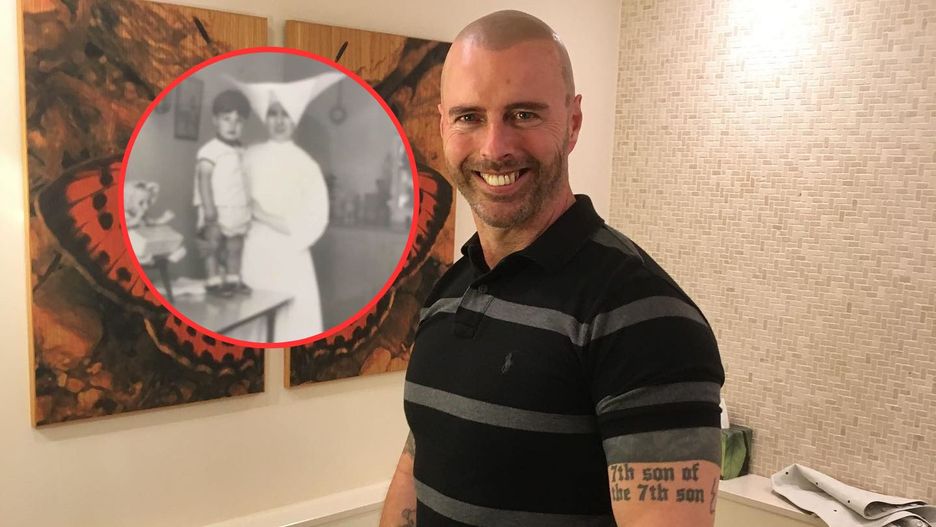 Matka porzuciła go w koszu na śmieci. "Musiała wiedzieć, że będę wyglądać inaczej niż reszta dzieci"