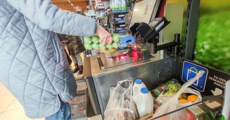 Kasują alkohol jako wodę. Tak klienci oszukują przy kasach samoobsługowych