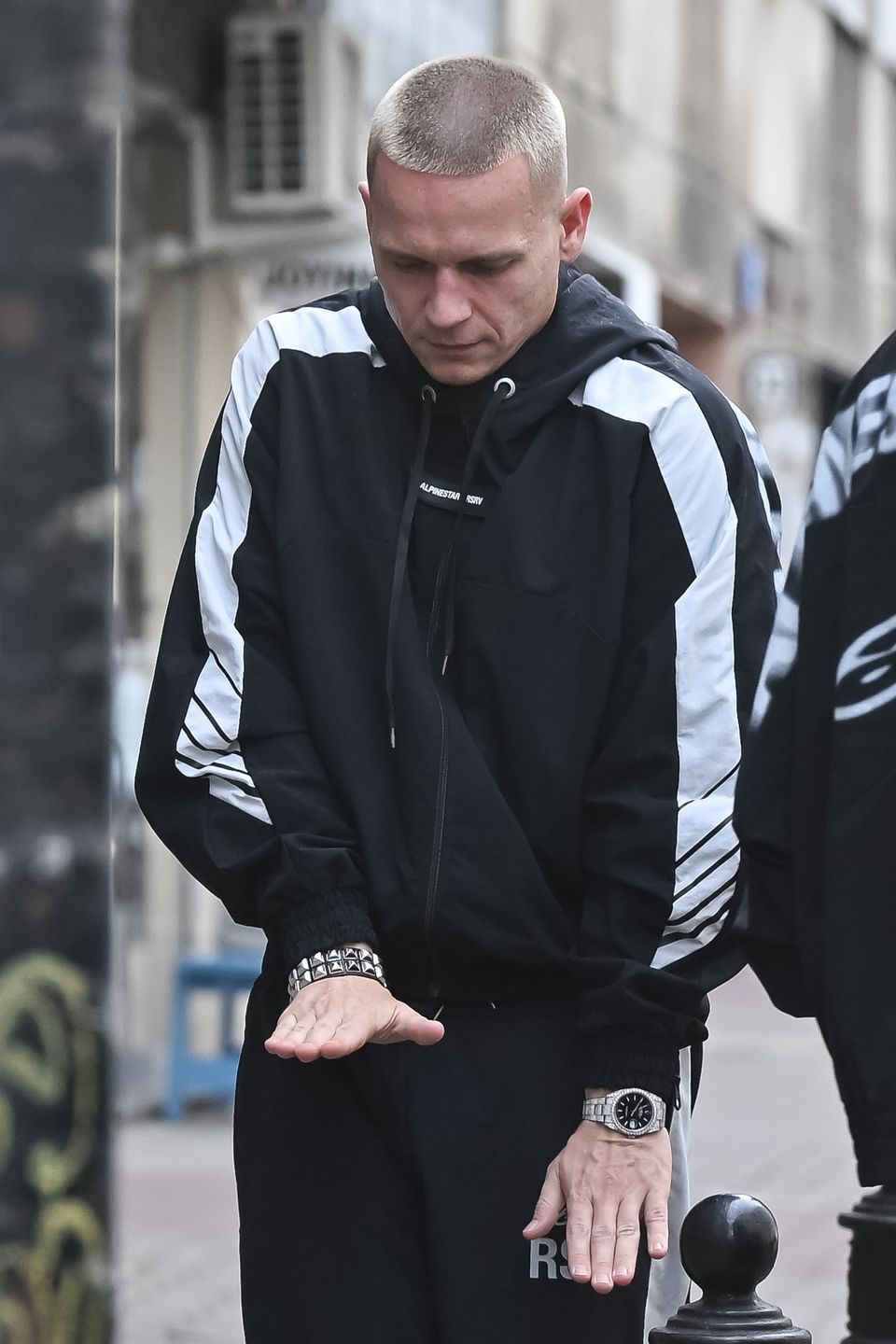 Bart Pniewski goli włosy na ulicy