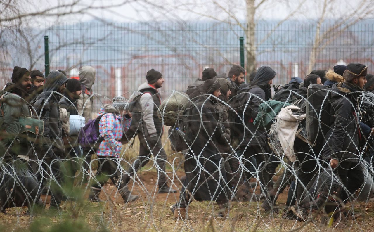 Polacy podzieleni w kwestii migrantów. Sondaż w sprawie kryzysu na granicy