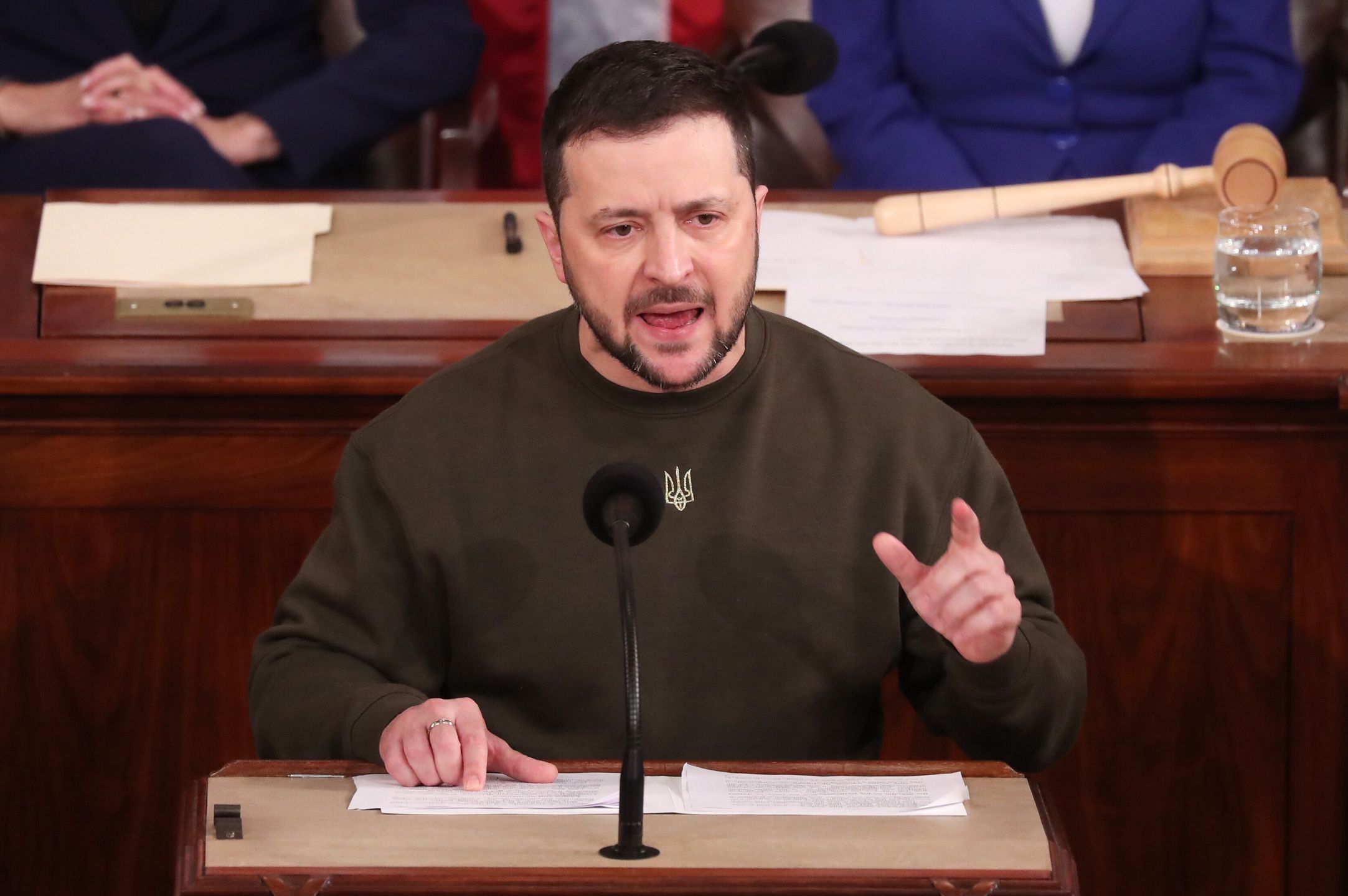 Ukrainian President Volodymyr Zelensky delivers an address to a joint meeting of the United States Congress in the House of Representatives chamber on Capitol Hill in Washington DC, USA, 21 December 2022. Zelensky is on his first known foreign trip since Russia invaded Ukraine more than 300 days ago, travelling to the US on a high-stakes visit to secure support for his war effort. EPA/MICHAEL REYNOLDS Dostawca: PAP/EPA.