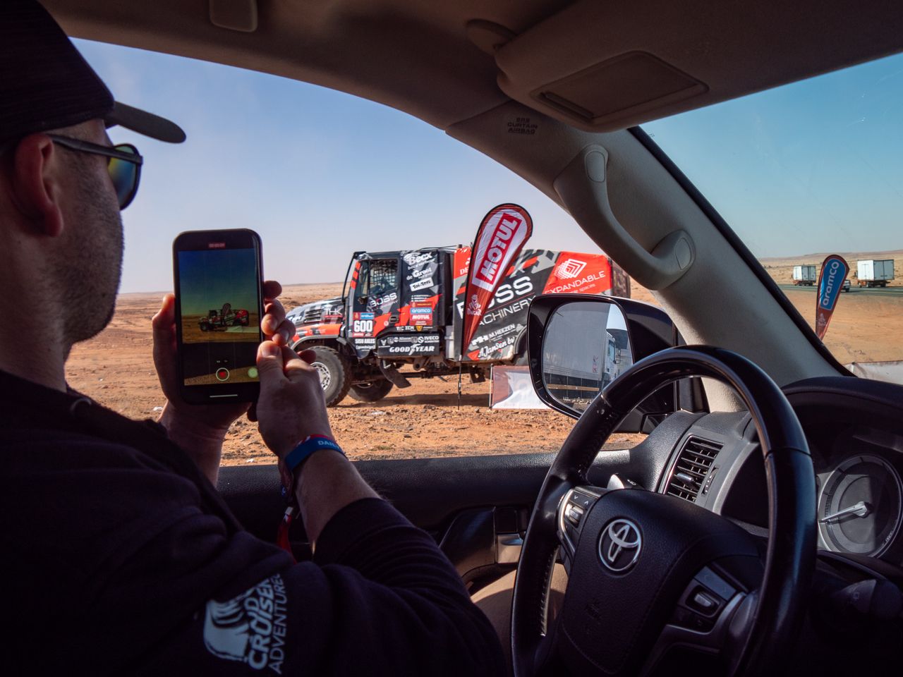 W pobliżu takich punktów jak start i meta można oglądać pojazdu startujące w Dakarze. 